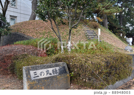 群馬県庁に残る前橋城本丸土塁 88948003