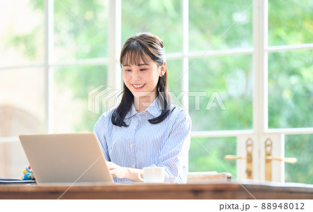 30代女性リモートワークイメージ 88948012