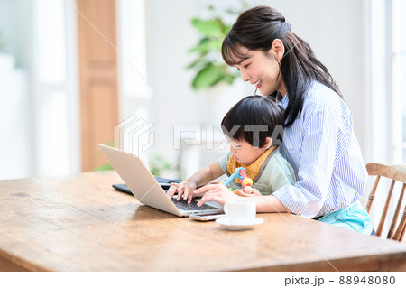 子連れリモートワークする30代女性 子連れリモートワークする30代女性 88948080
