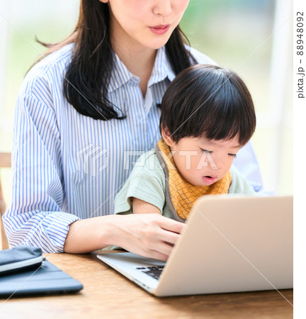 子連れリモートワークする30代女性 子連れリモートワークする30代女性 88948092