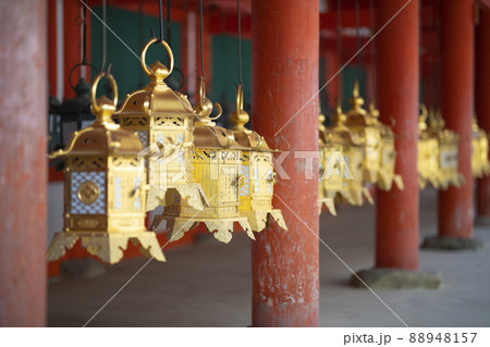 奈良県奈良市春日野町の春日大社の灯籠 88948157