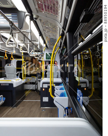 早朝に空港へ向かうシャトルバスの車内 (東京都、大田区) 早朝に空港へ向かうシャトルバスの車内 (東京都、大田区) 88950194