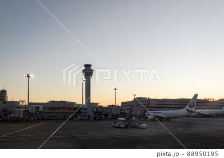 早朝の空港 (東京都、大田区、羽田空港) 早朝の空港 (東京都、大田区、羽田空港) 88950195