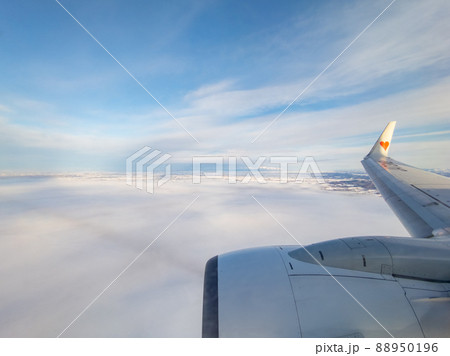 飛行機内から見る冬の北海道上空 (北海道、長沼町上空) 88950196