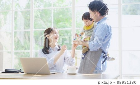リモートワークの妻を労う髭の専業主夫 リモートワークの妻を労う髭の専業主夫 88951330