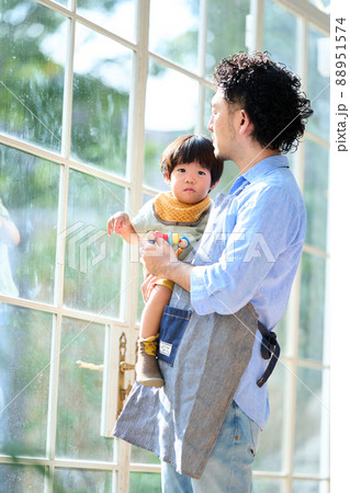 1歳10ヶ月の男の子を抱っこする髭のエプロン主夫 1歳10ヶ月の男の子を抱っこする髭のエプロン主夫 88951574