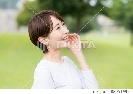 屋外の女性ポートレート 88951995