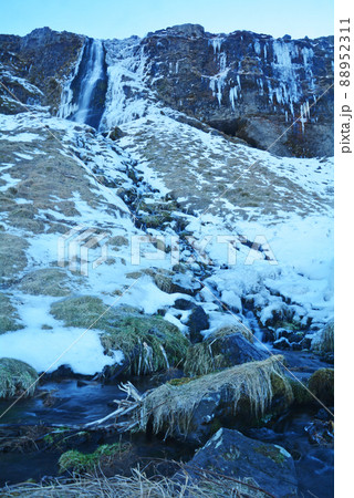 アイスランドの滝、セリャラントスフォスの雪景色 88952311