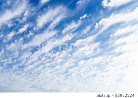 グラデーションの空・青い空・白い雲 グラデーションの空・青い空・白い雲 88952524