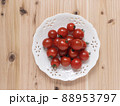 写真素材｜かわいい白い皿にのったたくさんのミニトマト 88953797