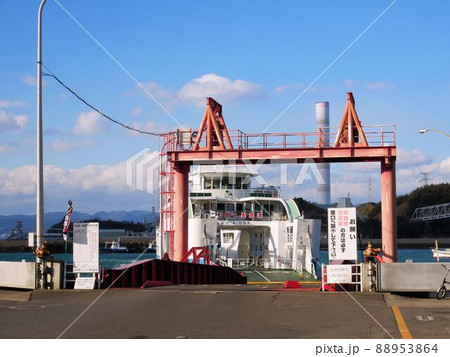 安芸津と大崎上島を結ぶフェリーの到着　（広島県大西港） 88953864