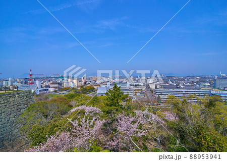 春の香川県丸亀市の丸亀城 三の丸付近から北側(大手町など)の眺望 88953941