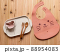 写真素材｜離乳食のエプロンと食器のセット 子ども 88954083