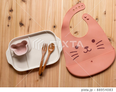 写真素材|離乳食のエプロンと食器のセット 子ども 写真素材|離乳食のエプロンと食器のセット 子ども 88954083
