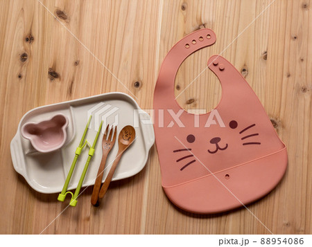 写真素材|幼児食のエプロンと補助箸と食器のセット 子ども 写真素材|幼児食のエプロンと補助箸と食器のセット 子ども 88954086