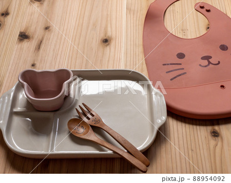 写真素材｜幼児食のエプロンと補助箸と食器のセット 子ども 88954092