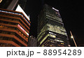 渋谷の夜、都会の高層ビル 88954289