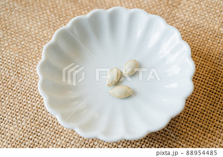 並んだズッキーニの種 並んだズッキーニの種 88954485