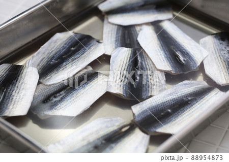 コハダを酢に漬ける 88954873