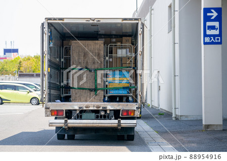搬入口に停められたトラック 88954916