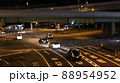 赤坂の道路、夜道を走る自動車 88954952