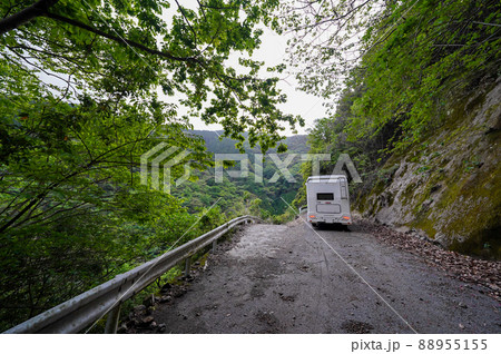 山道に迷い込んで遭難寸前のキャンピングカー 山道に迷い込んで遭難寸前のキャンピングカー 88955155
