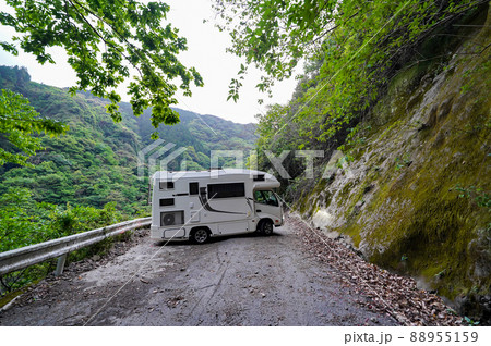 山道に迷い込んで遭難寸前のキャンピングカー 山道に迷い込んで遭難寸前のキャンピングカー 88955159