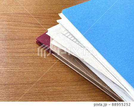 積みあげた書類とファイル 88955252