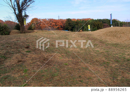 杉山城跡、広々したニの郭全景【埼玉県嵐山町】 杉山城跡、広々したニの郭全景【埼玉県嵐山町】 88956265