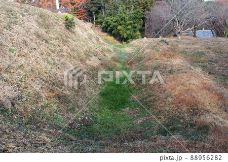 杉山城跡、大手口から外郭を見上げる【埼玉県嵐山町】 杉山城跡、大手口から外郭を見上げる【埼玉県嵐山町】 88956282