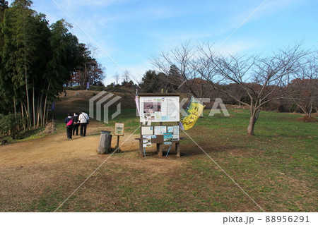 杉山城跡、出郭の見学案内板【埼玉県嵐山町】 杉山城跡、出郭の見学案内板【埼玉県嵐山町】 88956291