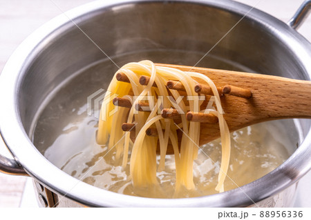 パスタをパスタレードルですくう 88956336