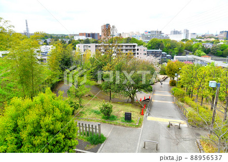 南大沢/別所橋より南大沢駅方面を望む(東京都八王子市)【2022.4】 南大沢/別所橋より南大沢駅方面を望む(東京都八王子市)【2022.4】 88956537