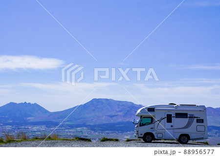 快晴の大観峰からカルデラを見下ろすキャンピングカー 88956577