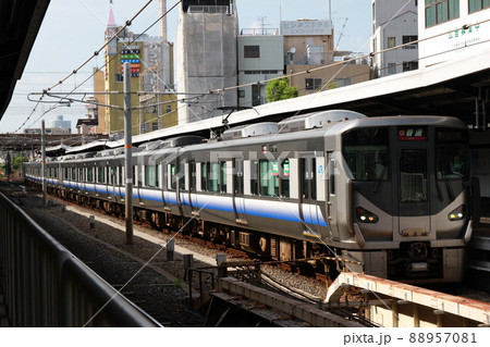 JR西日本京橋駅に停車中の225系電車 JR西日本京橋駅に停車中の225系電車 88957081