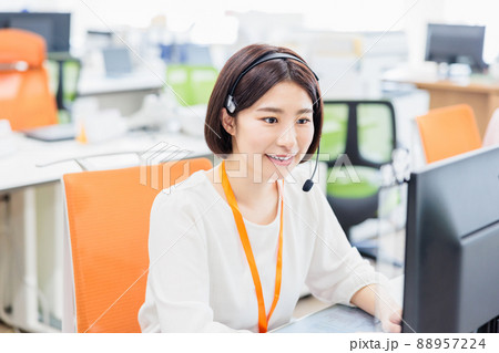 コールセンターで働く若い女性 88957224