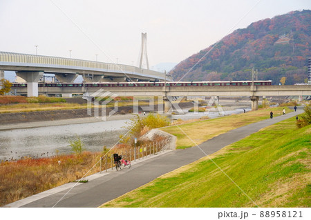 猪名川橋梁を行く阪急宝塚線（池田駅～川西能勢口駅間） 88958121