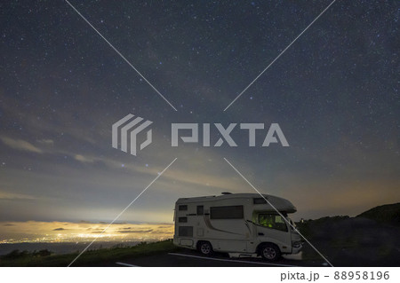 星空と雲海の下の街灯りに照らされるキャンピングカー 星空と雲海の下の街灯りに照らされるキャンピングカー 88958196
