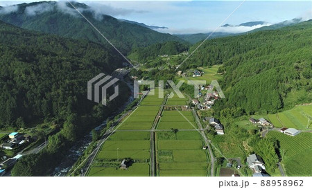 山間に広がる田園風景 88958962