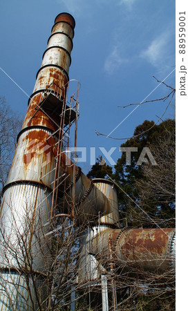 廃工場の設備 錆びた煙突 廃工場の設備 錆びた煙突 88959001