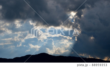 辰野町市街地より雲間にみえた青空 88959353