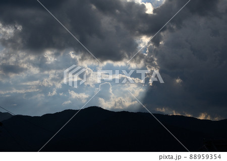 辰野町市街地より雲間にみえた青空2 88959354