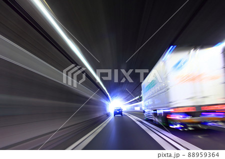 東名高速道路のトンネルを走行するトラック 東名高速道路のトンネルを走行するトラック 88959364