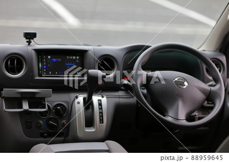 ミニバンの運転席　イメージ 88959645