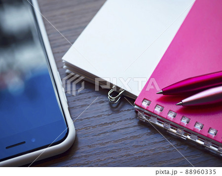 書類、手帳、スマホのビジネスイメージ (女性) 88960335