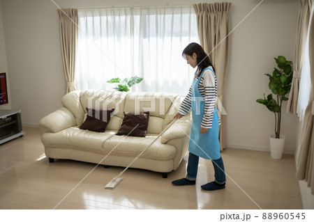 フローリングをフロアモップで掃除するお母さん 88960545