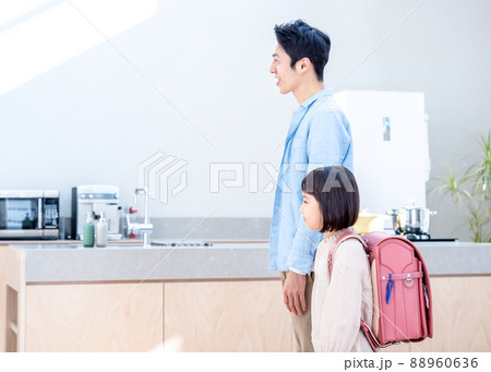 ランドセルを背負った小学生と笑顔のパパ 88960636