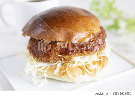 美味しいメンチカツバーガーとホットコーヒー 美味しいメンチカツバーガーとホットコーヒー 88960800