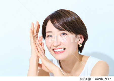 光を浴びる爽やかな女性 88961947