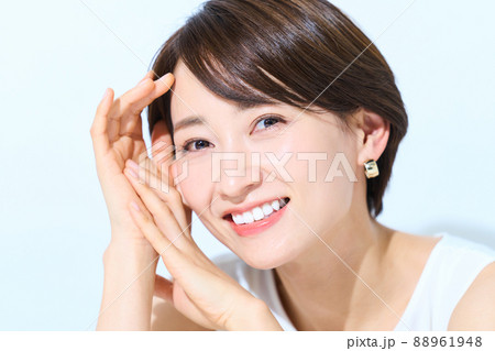 光を浴びる爽やかな女性 88961948